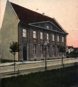Bank przy ulicy Grodzkiej - Inowrocław, budynek banku przy ulicy Grodzkiej, w głębi widoczny gmach sądu.
Graph. Verl.-Anst., G.m.b.H., Breslau