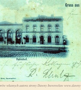 Inowrocławski dworzec kolejowy - 1899 rok - Pozdrowienia z InowrocławiaDworzec kolejowy - Inowrocław
Gruss aus InowrazlawBahnhof
Verlag: Kujawischer Bote, Inowrazlaw.
Pocztówka wysłana 16 lipca 1899 roku.