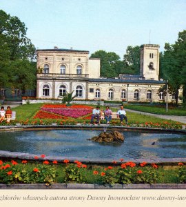 Fragment parku zdrojowego - 1974 rok - Inowrocław. Fragment parku zdrojowego - w głębi Biuro Usług.
fot. A. Stelmach
Biuro Wydawniczo Propagandowe
Rok 1974.