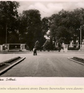 Wejście do parku - 1943 rok - Inowrocław - wejście do parku.
Hohenslaza. Solbad.Jukrobrom - Verlag, Bromberg, Posenerstr. 26
Pocztówka wysłana 12 listopada 1943 r.
