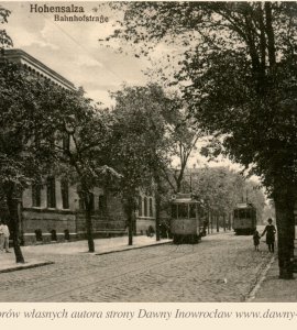 Ulica Dworcowa z tramwajem - 21 lutego 1916 roku - Pocztówka z ulicą Dworcową (Bahnhofstrasse) i widocznymi tramwajami przy koszarach.
Pocztówka wysłana 21 lutego 1916 roku.J. Themal, Posen.