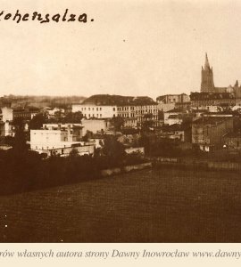 Widok ogólny na miasto - 25 marca 1940 roku - Widok ogólny na Inowrocław.
Pocztówka wysłana 25 marca 1940 roku.
Na pocztówce można zauważyć m.in. Kościół Zwiastowania NMP, Kościół NMP oraz nieistniejącą synagogę stojącą przy ulicy Solankowej.
