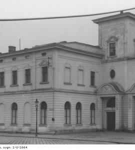 Gmach "Parku Miejskiego" przy placu Klasztornym.  - Zdjęcie wykonane w latach 1918 - 1934.