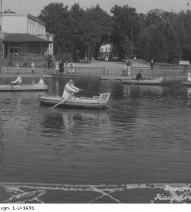 Sadzawka w parku zdrojowym po której pływają łodzie wiosłowe. - Fotografia wykonana w latach 1918 - 1939.