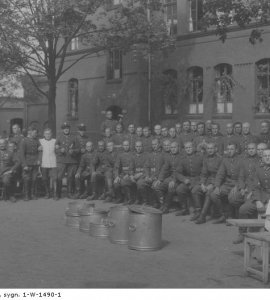 Święto 4 Pułku Artylerii Lekkiej w Inowrocławiu. - Fotografia grupowa artylerzystów z 4 pal-u podczas żołnierskiego obiadu. Fotografia z 4 sierpnia 1935 roku.
