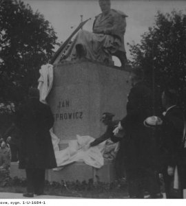 Uroczystość odsłonięcia pomnika Jana Kasprowicza w Inowrocławiu.  - Moment odsłonięcia pomnika. Wrzesień 1930.