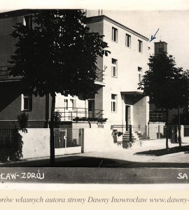 Sanatorium II - 5 marca 1961 - Inowrocław-Zdrój
Sanatorium II
5 marca 1961 roku.
Budynek stoi przy ul. Ignacego Daszyńskiego 6