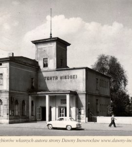 Teatr Miejski - 1963 rok - Inowrocław. Teatr Miejski
fot. J. SiudeckiBiuro Wydawnicze "RUCH"
Pocztówka wysłana 9 września 1963 roku.