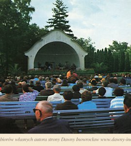 Koncert w parku Zdrojowym - 1975 rok - Inowrocław. Koncert w parku Zdrojowym.
fot. Z. Gudanowicz
Krajowa Agencja Wydawnicza
Pocztówka wydana w 1975 roku.
