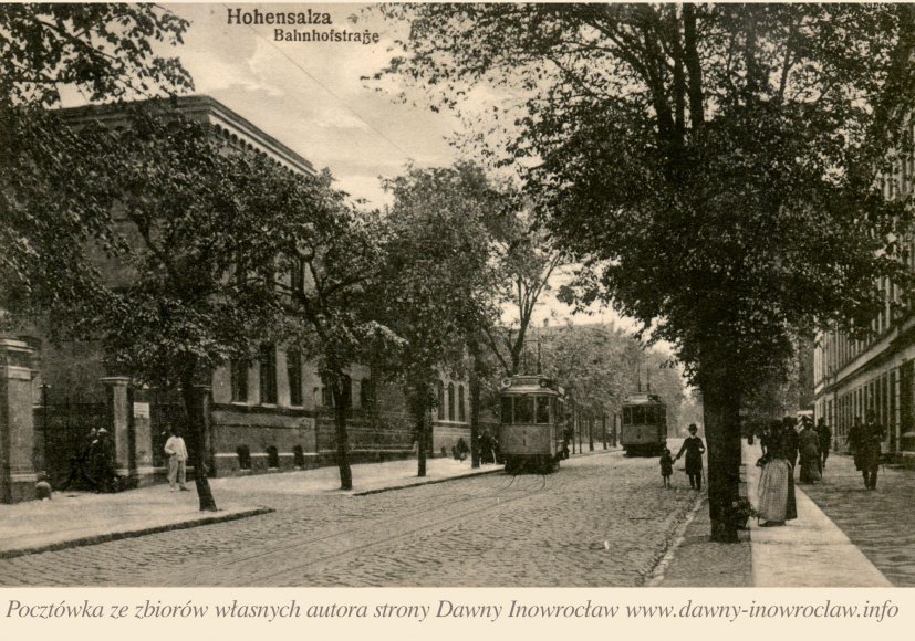 Ulica Dworcowa z tramwajem - 21 lutego 1916 roku - Pocztówka z ulicą Dworcową (Bahnhofstrasse) i widocznymi tramwajami przy koszarach.
Pocztówka wysłana 21 lutego 1916 roku.J. Themal, Posen.