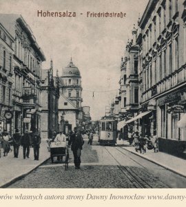 Ulica Królowej Jadwigi - ok. 1913 r. - Inowrocław, ulica Królowej Jadwigi
Hohensalza, Friedrichstrasse
Graph. Verl.-Anst. G.m.b.H., Breslau
Pocztówka wydano ok. 1913 roku.