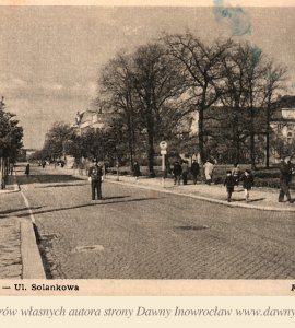 Ulica Solankowa - 1954 rok - Ulica Solankowa w Inowrocławiu.
Pocztówka wysłana 11 lutego 1954 roku.
Fot. E. Falkowski"Czytelnik" Druk. Nr 3 - 25. 9. I. 50 - M-1-10767 - 10.000