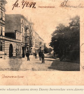Ulica Toruńska - 1899 rok - Pozdrowienia z Inowrocławia - Ulica ToruńskaGruss aus Inowrazlaw - Thornerstrasse
Verlag: Kujawischer Bote. Inowrazlaw
Pocztówka wysłana 7 września 1899 roku.