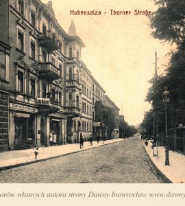 Ulica Toruńska - 1915 rok - Widok na przepiękną ulicę Toruńską
 
Pocztówka wysłana 8 listopada 1915 roku.
Hohensalza - Thorner Strasse
Graph. Verl.-Anst., G m b H. Brealau