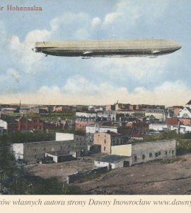 Zeppelin nad Inowrocławiem - 13 lutego 1914 roku - Zeppelin nad Inowrocławiem
Pocztówka wysłana 13 lutego 1914 roku.
Na pocztówce można dostrzec oprócz sterowca m.in. sąd, Szkołę Wydziałową, synagogę przy ulicy Solankowej oraz kościół Zwiastowania NMP.
Zeppelin über Hohensalza