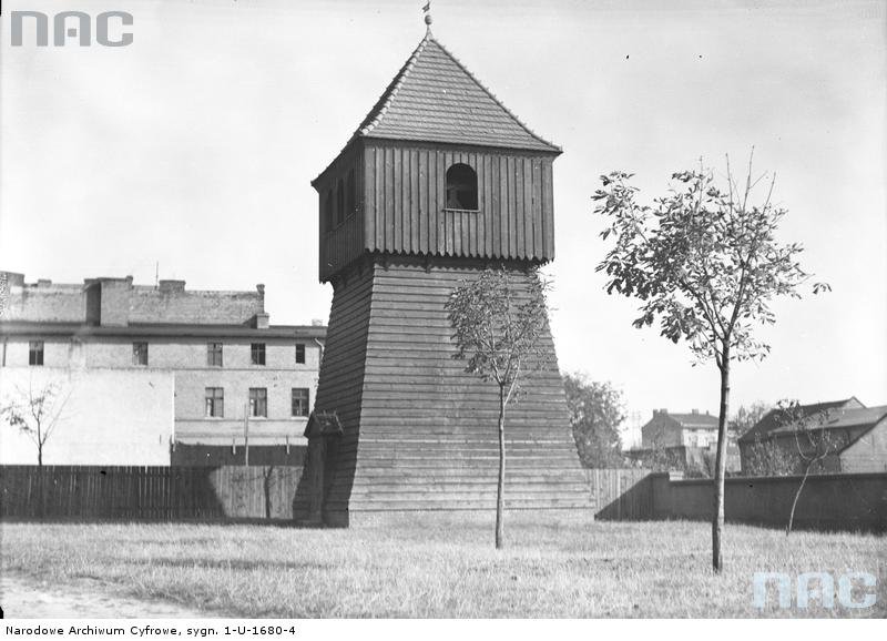 Drewniana dzwonnica przy kościele św. Mikołaja.  - Zdjęcie wykonane w październiku 1934 r.