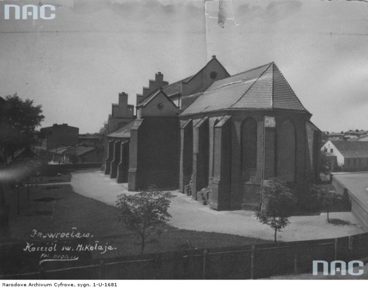 Widok ogólny na kościół św. Mikołaja w Inowrocławiu.  - Zdjęcie wykonane w latach 1918 - 1936.