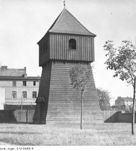 Drewniana dzwonnica przy kościele św. Mikołaja.  - Zdjęcie wykonane w październiku 1934 r.