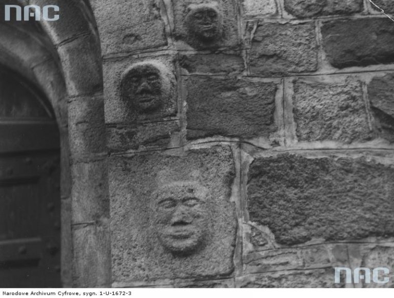Fragment muru północnego na którym znajdują się płaskorzeźby głów.  - Październik 1934 r.