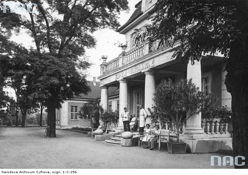 Zakład Przyrodoleczniczy w Inowrocławiu. - Budynek, w którym kuracjusze korzystają z kąpieli borowinowych. Fotografia z roku 1938.
