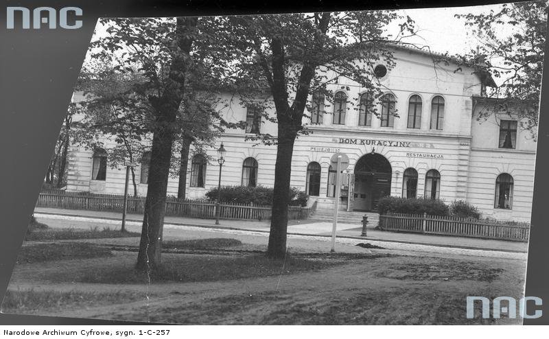 Widok zewnętrzny Domu Kuracyjnego.  - Fotografia wykonana w Inowrocławiu pomiędzy rokiem 1927 a 1939.