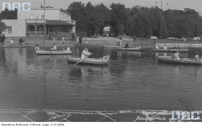 Sadzawka w parku zdrojowym po której pływają łodzie wiosłowe. - Fotografia wykonana w latach 1918 - 1939.