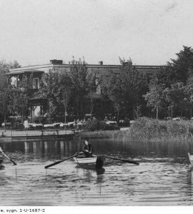 Fragment sadzawki w parku zdrojowym - Fragment sadzawki w parku zdrojowym w Inowrocławiu po której pływają łódki wiosłowe. Fotografia wykonana w latach 1918 - 1937.
