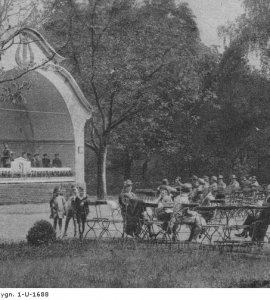 Muszla koncertowa w inowrocławskim parku.  - Fotografia wykonana w latach 1918 - 1939.