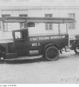 Inowrocławski samochód strażacki z motopompą na wózku - widok z boku.