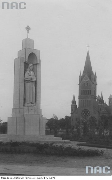 Widok ogólny figury i kościoła Zwiastowania Najświętszej Maryi Panny w tle.  - Fotografia wykonana w latach 1918 - 1937.