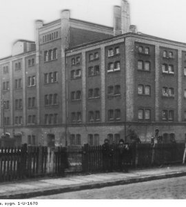 Budynek przy ulicy Szerokiej.  - Widok ogólny budynku mieszkalnego, który powstał po przerobieniu młyna. Fotografia pochodzi z lat 1918 - 1934.
