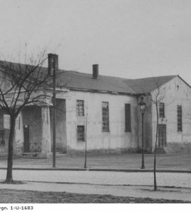 Dom parafialny w Inowrocławiu.  - Fotografia pochodzi z lat 1918 - 1939.